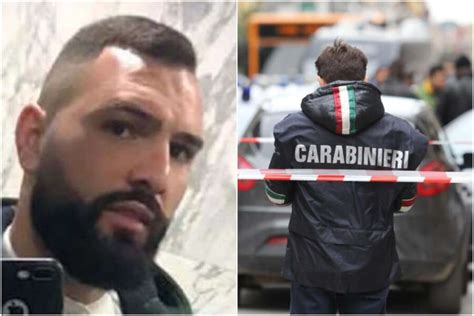 Agguato A Ponticelli Uomo Ucciso In Auto Tra La Folla