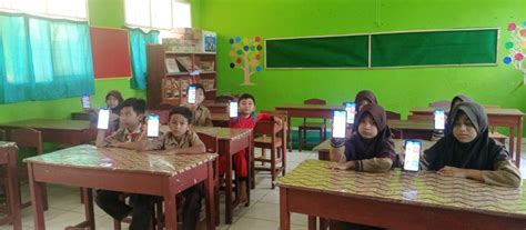 students   longer bored studying sdn  budidaya  south lampung