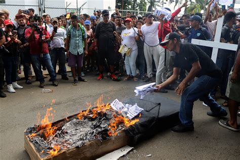 Migrantes Protestan Con Un Ata D Y Las Manos Encadenadas En La Frontera