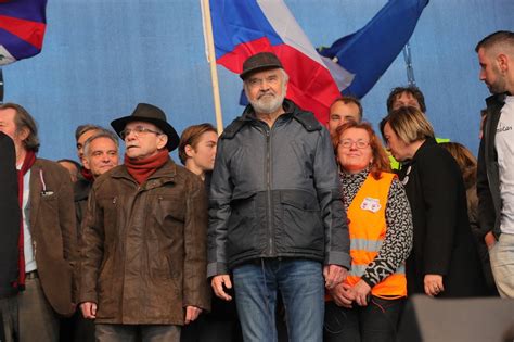 FOTO Jaroslav Uhlíř a Zdeněk Svěrák na demonstraci Milionu chvilek