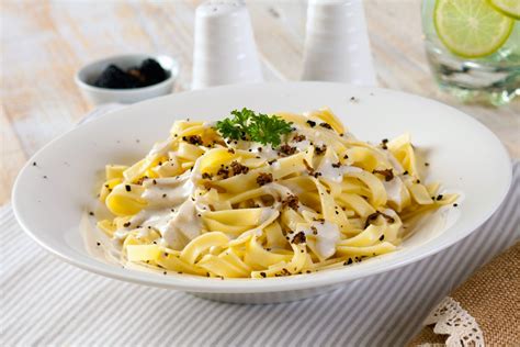 Tagliatelles aux œufs frais à la truffe noire et crème de parmesan