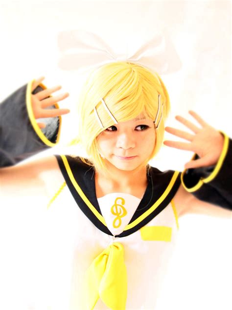 Kagamine Rin Cosplay By Yuiocosplay On Deviantart