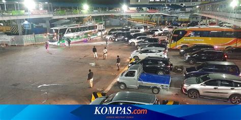 Cuaca Buruk Di Selat Sunda Pelabuhan Merak Kembali Ditutup