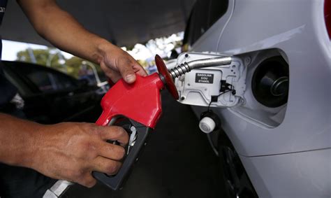 Veja quando compensa abastecer o carro gasolina ou álcool Banda B