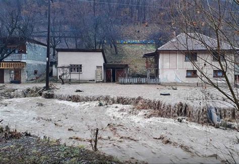 PADAVINE IZAZVALE HAOS Poplave klizišta izlivanje potoka rijeka širom