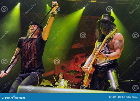 Slash during the concert editorial image. Image of guitar - 185918000