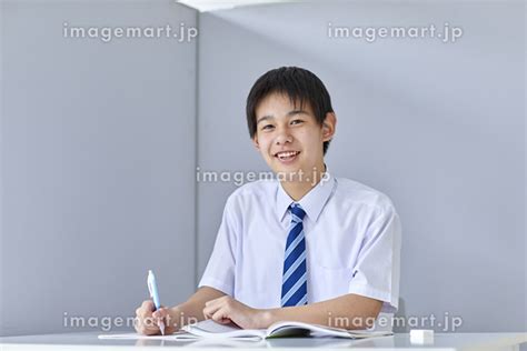 勉強する男子中学生の写真素材 129318479 イメージマート