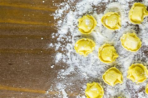 Fazendo Tortellini De Quatro Queijo Caseiro Produtos Frescos Da