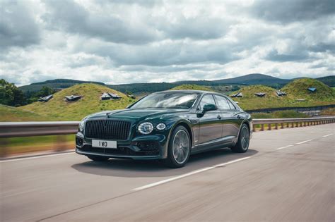 Bentley lansează noua versiune Flying Spur Hybrid 544 CP și autonomie