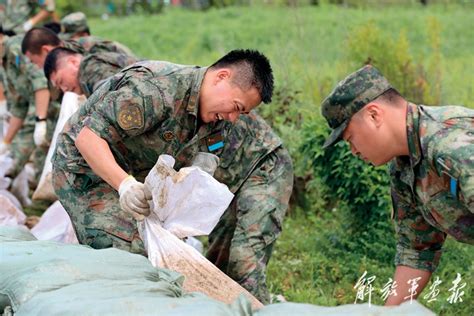 风雨同心 铁肩担当 解放军画报