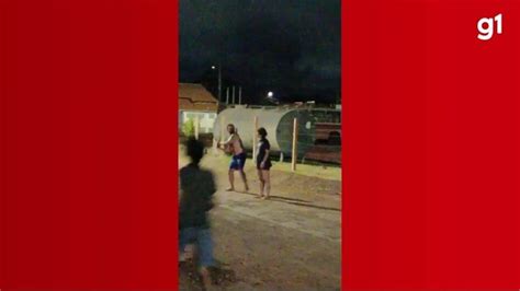 VÍdeo Homem Espanca Esposa Com Pedaço De Madeira Na Frente Dos Filhos