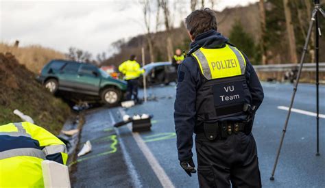 B T Dlicher Verkehrsunfall Zwischen M Hnesee Und Arnsberg