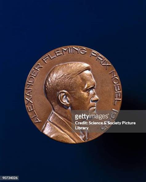 Alexander Fleming Prix Nobel 1945 Photos and Premium High Res Pictures ...