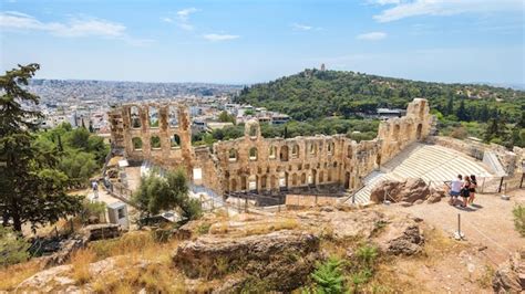 Odeón de herodes atticus en la acrópolis de atenas grecia es un famoso