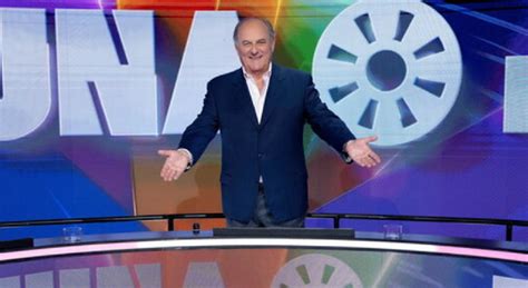 La Ruota Della Fortuna Gerry Scotti Conduce Il Programma Che Celebra