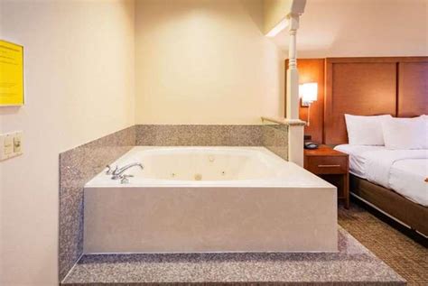 Jacuzzi room in Comfort Suites near Texas Medical Center - NRG Stadium ...