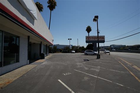 Walking Redwood City | A sidewalk-level view of Redwood City, California