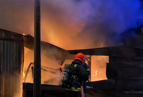 Incendio destruye taller mecánico con 7 vehículos Diario El America