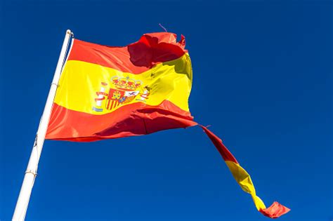 Rasga Bandera Española Ondeando En El Viento Foto De Stock Y Más Banco