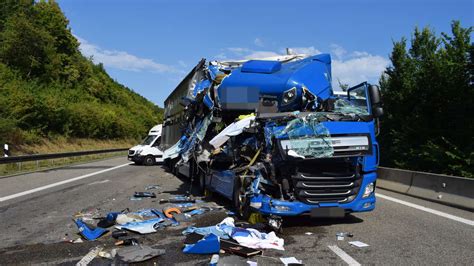 Fotos Sinsheim LKW Kracht In Stauende Auf A6 100 000 Euro Schaden