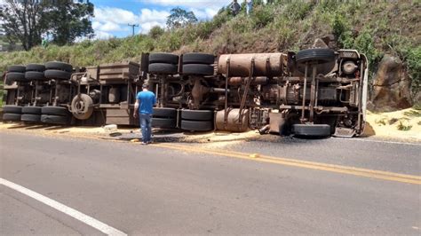 Carreta carregada milho tomba na SC 161 em Romelândia Rádio