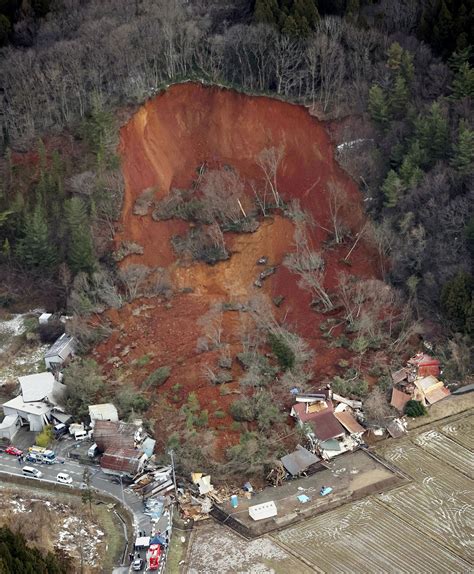 【速報動画】山形で土砂崩れ、2人不明 約10棟巻き込まれたか 山陰中央新報デジタル