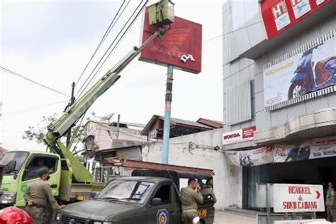 GALERI FOTO Tim Terpadu Pemko Medan Melancarkan Operasi Penertiban