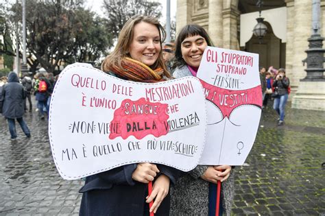 La Rivoluzione Femminista In Piazza A Roma Volti E Slogan Dalla