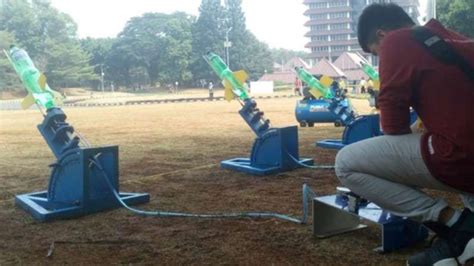 Foto Demi Ke Jepang Pelajar Berlomba Luncurkan Roket Air Di Ui