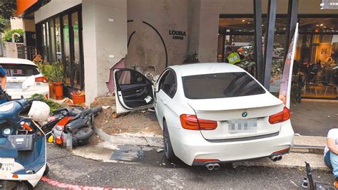 [新聞] Bmw男酒駕拒檢 撞進路邊咖啡廳 看板 Car 批踢踢實業坊