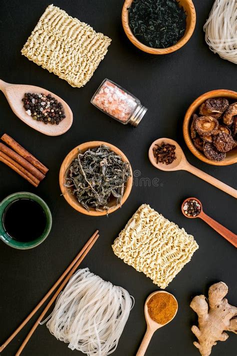 Comida China Y Japonesa Que Cocina Con El Jengibre Las Especias Y Los