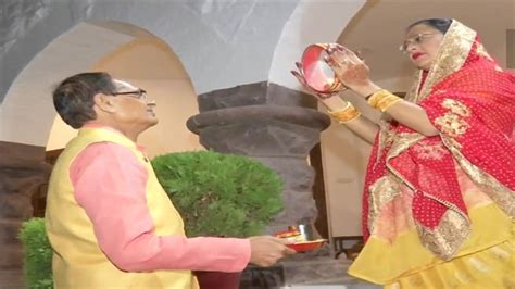 Karwa Chauth 2022 दो साल बाद सामूहिक रूप से सुहागन महिलाओं ने की पति