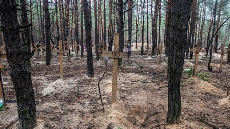 Descubren una fosa común con 440 cadáveres en la ciudad ucraniana de Izium