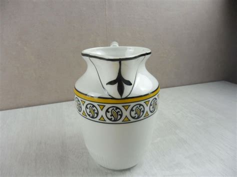 Ancien Pichet Cruche Lait D Cor Noir Et Jaune En Porcelaine De