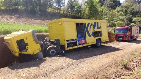 Tr S Pessoas Ficam Feridas Em Sa Da De Pista De Caminh O No Oeste