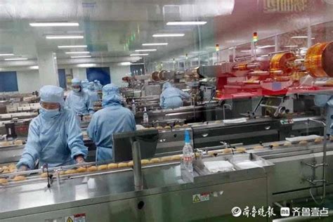 济南起步区各企业开足马力，奋力冲刺首季“开门红”生产线员工工作