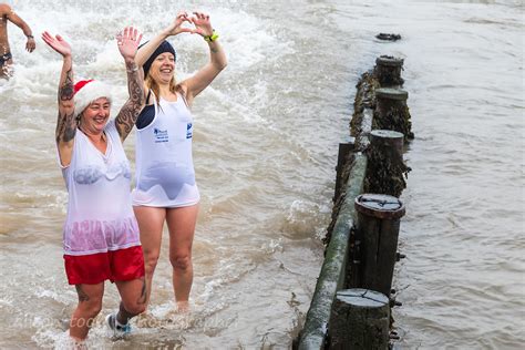 ALISON TOON | PHOTOGRAPHER | Boxing Day Dip at Cromer