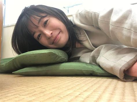 小野真弓さんのインスタグラム写真 小野真弓instagram 「おはようございます☺️ 空き時間に和室の楽屋でごろりんちょ😪🍵 あら、なんだか懐かしい角度😲 グラビアを思い出す〜 👙