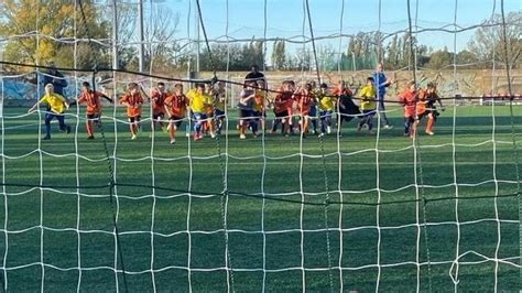 Follia Sul Campo Di Calcio A Cesano Boscone Padre Aggredisce L