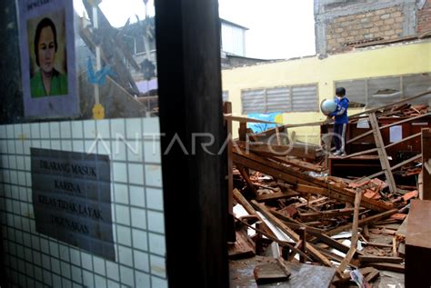 Atap Bangunan Sekolah Ambruk Di Kota Bogor Antara Foto