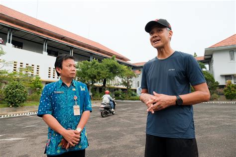 Cek Pohon Tumbang Di SMAN 1 Semarang Ganjar Ajak Guru Alumni Dan