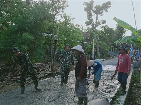 Antisipasi Banjir Babinsa Rowosari Bersama Warga Pasang Tanggul Buatan