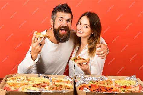 Premium Photo Pizza Time Fast Food Loving Couple Enjoying Pizza Man