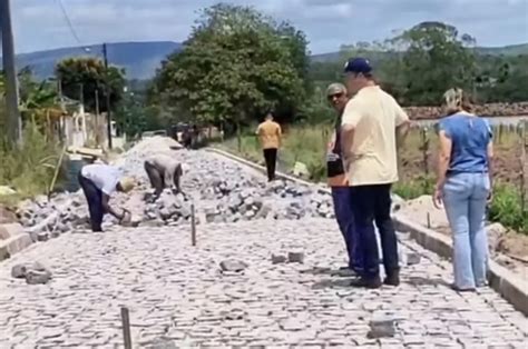 Prefeito De Riachuelo Acompanha Obras De Cal Amento E Visita Moradores