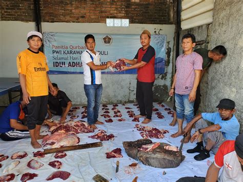 Momentum Idul Adha 2023 PWI Karawang Peduli Salurkan Daging Qurban