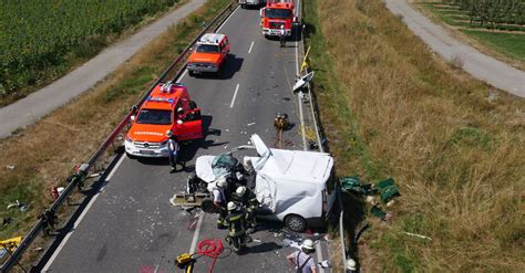 Schwerer Verkehrsunfall Auf Der B30 Anschlussstelle Oberzell