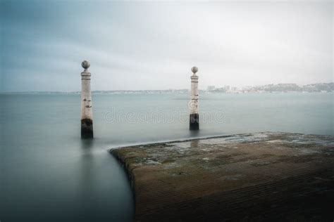 Cais Das Colunas Colunas Pier E Tagus Rio Lisbon Portugal Imagem De