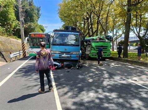 【情報】竹北單車、機車、休旅車和大貨車連環撞 6車事故1骨折2輕傷 場外休憩區 哈啦板 巴哈姆特