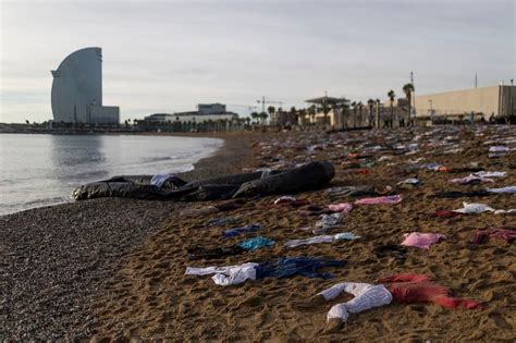 ONG Open Arms Escenifica Un Naufragio En La Playa De Barcelona Para