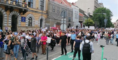 Foto Mii De Profesori Elevi I P Rin I Au Protestat N Ar N A A